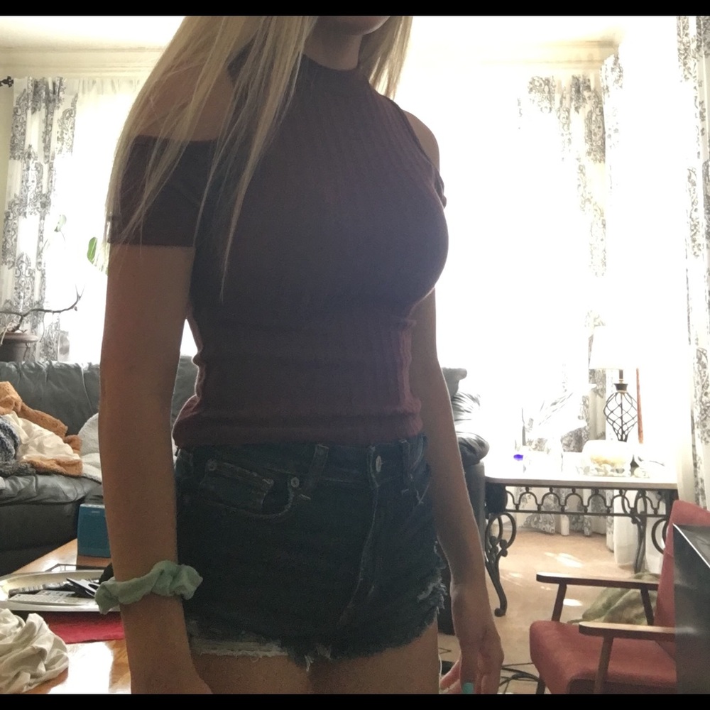 KENDALL & KYLIE cut off shoulder maroon top